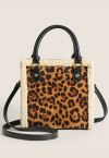 Bolso de hombro con ribete de lana de cordero en contraste en leopardo