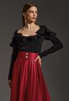 Top de punto con escote con volantes anchos de Sassy en negro