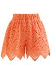 Shorts con dobladillo en zigzag con ojales completos en naranja