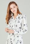 Camisa de satén con cuello en V y estampado de tulipanes en blanco