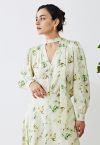 Camisa de satén con cuello en V y estampado de tulipanes en pistacho