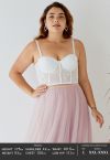 Top corto con bustier bordado floral en blanco