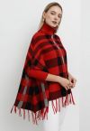 Poncho de punto con dobladillo con borlas a cuadros y cuello alto en rojo