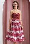 Magnífica falda midi plisada de jacquard floral en rojo