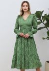 Vestido midi de gasa con cintura fruncida y flores desgastadas en verde