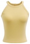 Top corto con cuello halter y textura acanalada en amarillo