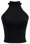 Top corto liso con cuello halter en negro