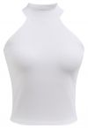 Top corto liso con cuello halter en blanco