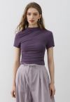 Top suave al tacto con detalle fruncido lateral en morado