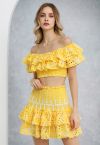 Conjunto de minifalda y top corto fruncido con hombros descubiertos y volantes en amarillo