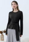 Blusa de algodón con cintura anudada Embrace Softness en color negro