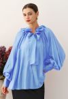 Blusa Dolly con escote con volantes escalonados, mangas farol y lazo en azul