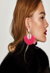 Aretes redondos con flecos dorados en magenta