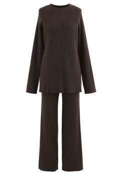 Conjunto de suéter y pantalones de punto acanalado con dobladillo dividido en marrón