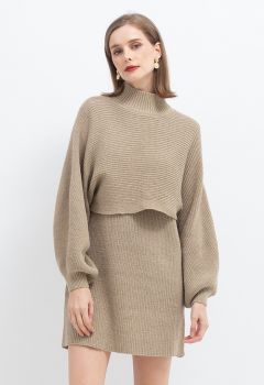 Conjunto de suéter corto con cuello simulado y vestido de punto sin mangas en camel
