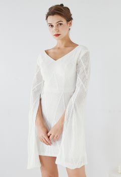 Vestido de cóctel con mangas estilo capa y lentejuelas brillantes en blanco