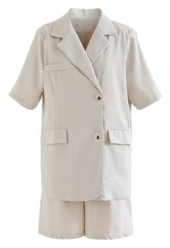 Conjunto de chaqueta y pantalones cortos texturizados con hombros acolchados y bolsillos en color crema