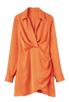 Vestido camisero de satén con escote en V y pliegues delanteros en naranja