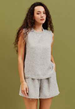Conjunto de top y shorts de tweed sin mangas con borde de flecos en gris