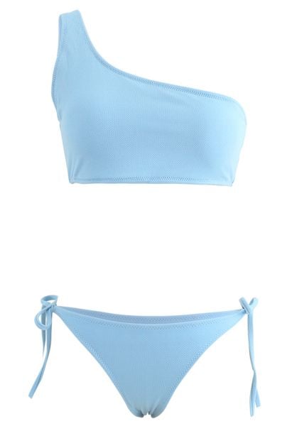 Conjunto de bikini de talle bajo con un hombro anudado a los lados en azul