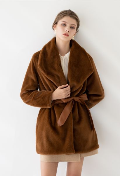 Abrigo con cinturón de piel sintética de piel sintética en marrón