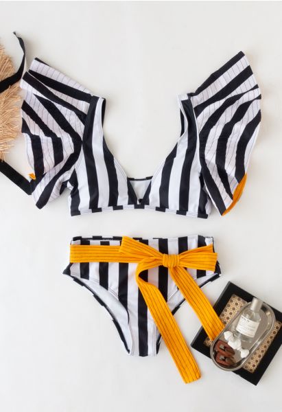 Conjunto de bikini con lazo y volantes a rayas en blanco y negro