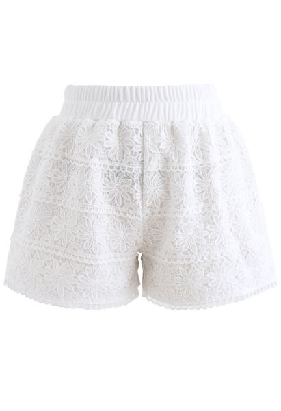 Shorts superpuestos de ganchillo de girasol en blanco