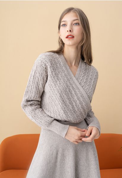 Suéter corto con parte delantera cruzada de tejido trenzado en lino