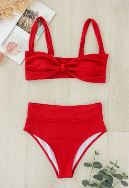 Conjunto de bikini acanalado delantero con nudo torcido en rojo