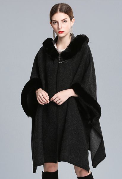 Poncho con capucha de piel sintética en mezcla de lana en negro