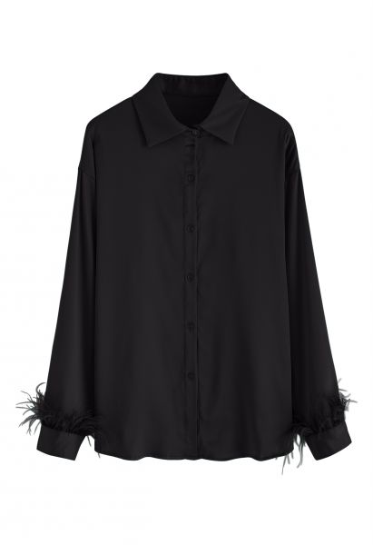 Camisa de satén con ribete de plumas en los puños en negro