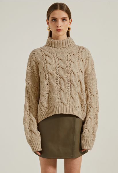Suéter corto de punto trenzado con cuello alto en marrón