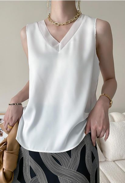 Camiseta de tirantes de satén sin mangas con cuello en V en blanco