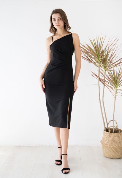 Vestido negro ajustado dividido con cuello oblicuo