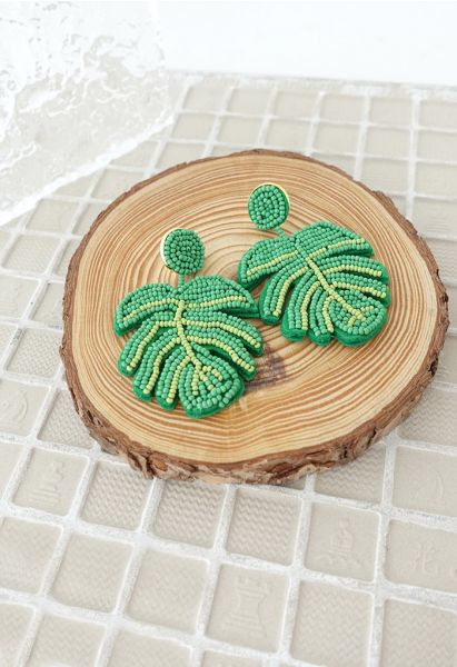 Aretes de hojas tropicales con cuentas