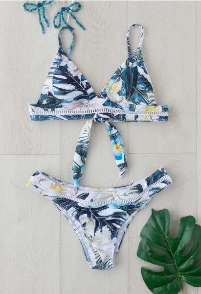 Conjunto de bikini con lazo en la espalda y hojas tropicales