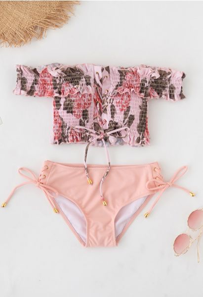 Conjunto de bikini con hombros descubiertos y volantes con cordones en estampado floral