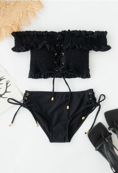 Conjunto de bikini con hombros descubiertos y volantes con cordones en negro