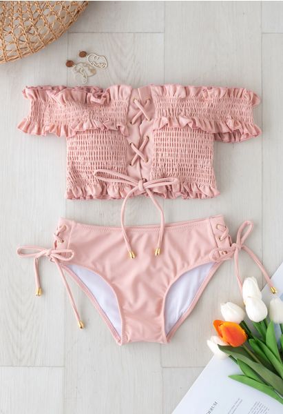 Conjunto de bikini con hombros descubiertos y volantes con cordones en rosa