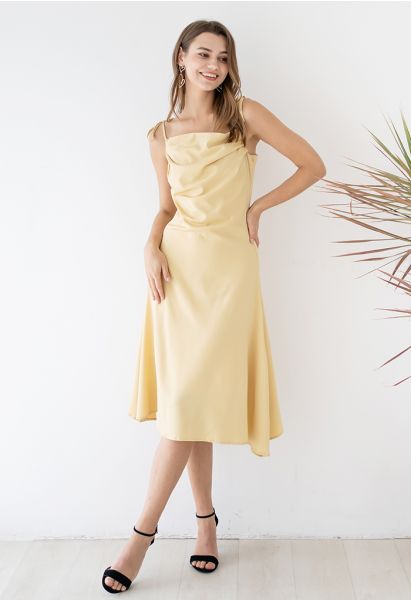 VESTIDO CAMISETA DE SATINADO CON CUELLO ALTO CON FRUCES EN AMARILLO