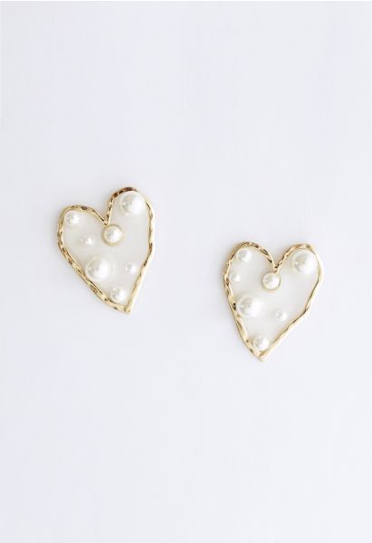 Aretes de corazón adornados con perlas