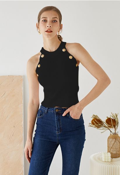 Camiseta sin mangas de punto con cuello halter y botones dorados en negro