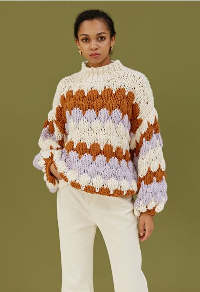 Suéter grueso tejido a mano con cuello alto con bloques de color en color crema