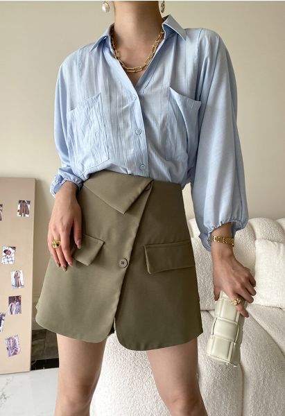 Minifalda pantalón con cintura alta y bolsillo con solapa en caqui