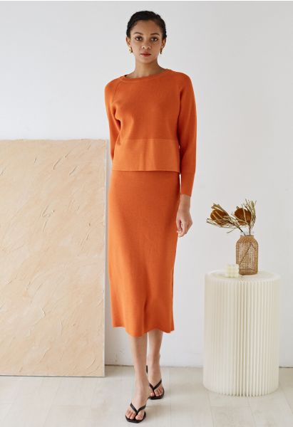 Cómodo conjunto de top de punto acanalado y falda midi en naranja