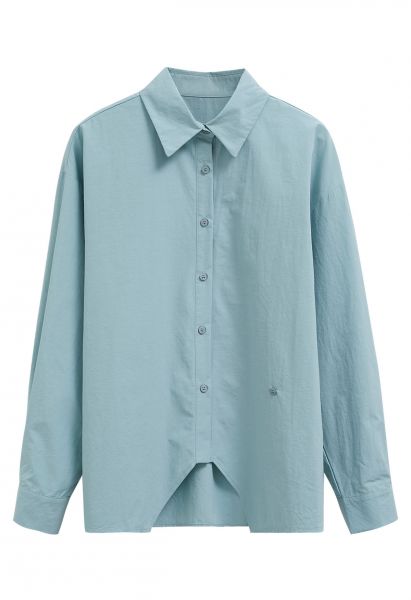 Camisa de puro algodón con dobladillo asimétrico en azul