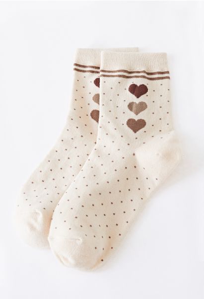 calcetines cremosos con corazones punteados