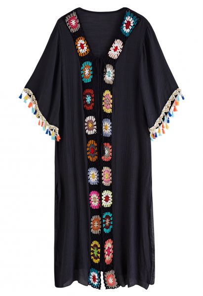 Kimono de borlas de ganchillo colorido en negro