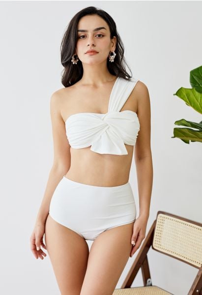 Conjunto de bikini de un solo hombro dulce nudo en blanco