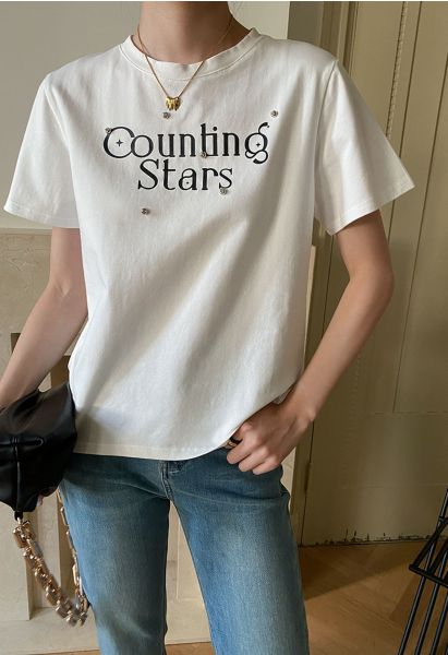 Camiseta blanca con cuello redondo y estampado de estrellas de Counting